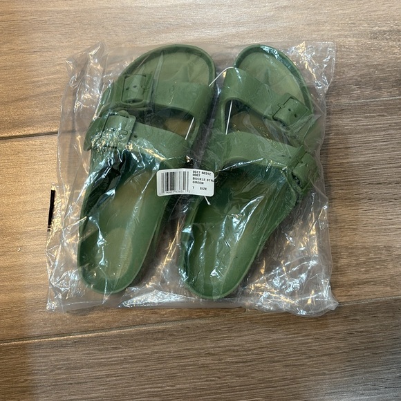 Pacsun Green Slide Sandals with Buckles - Picture 4 of 6
